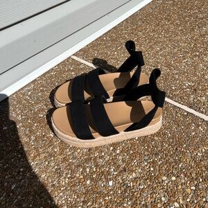 Universal Thread Sandals